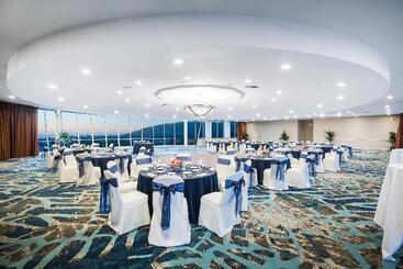 استراحتگاه Crowne Plaza Ventura Beach, An Ihg
