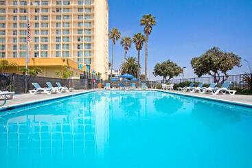 استراحتگاه Crowne Plaza Ventura Beach, An Ihg