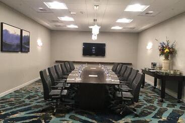 استراحتگاه Crowne Plaza Ventura Beach, An Ihg