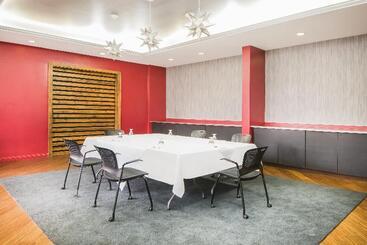 استراحتگاه Crowne Plaza Ventura Beach, An Ihg