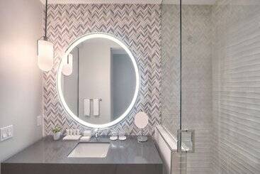 THesis Hotel Miami Coral Gables, Curio Collection by Hilton