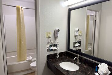 هتل Americas Best Value Inn Austin University