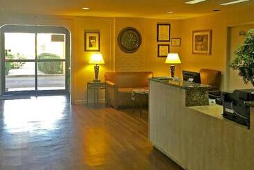 هتل Americas Best Value Inn Austin University