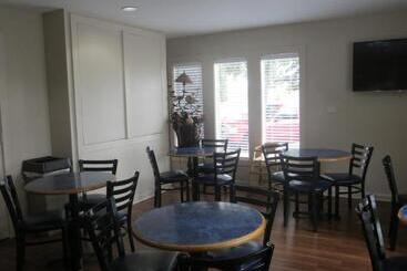 هتل Americas Best Value Inn Austin University