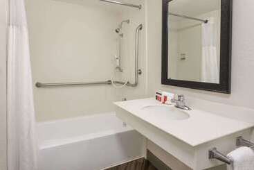 هتل Baymont By Wyndham Greenville Woodruff Rd