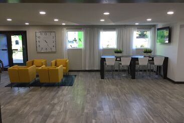 هتل Days Inn & Suites By Wyndham Cincinnati North