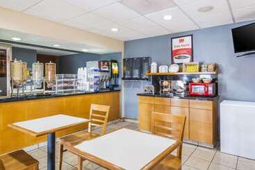 هتل Econo Lodge Inn & Suites I 35 At Shawnee Mission