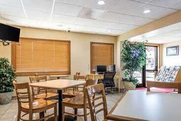 هتل Econo Lodge Inn & Suites I 35 At Shawnee Mission