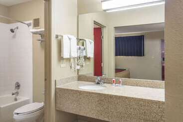 هتل Econo Lodge Inn & Suites I 35 At Shawnee Mission
