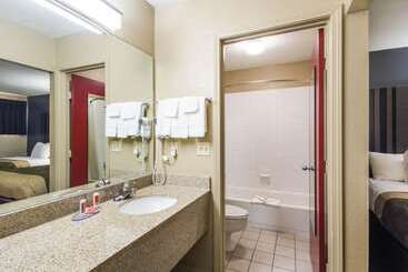 هتل Econo Lodge Inn & Suites I 35 At Shawnee Mission