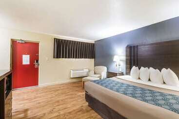 هتل Econo Lodge Inn & Suites I 35 At Shawnee Mission