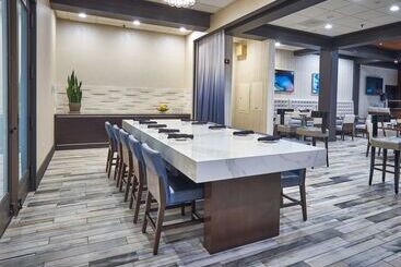 هتل Hilton Knoxville