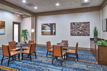 هتل Hilton Knoxville