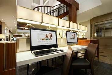 هتل Hilton Knoxville
