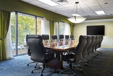 هتل Hilton Knoxville