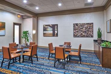 هتل Hilton Knoxville
