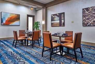 هتل Hilton Knoxville