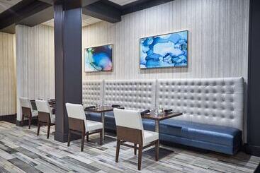 هتل Hilton Knoxville