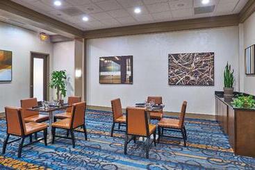 هتل Hilton Knoxville