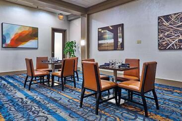 هتل Hilton Knoxville
