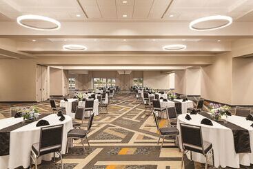هتل Hilton Knoxville Airport