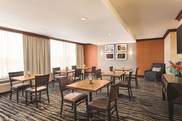 هتل Hilton Knoxville Airport