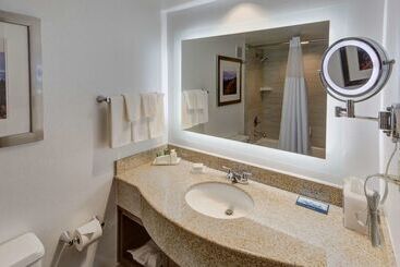 هتل Hilton Knoxville Airport