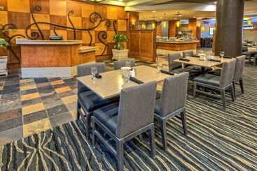 هتل Hilton Knoxville Airport