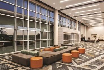 هتل Hilton Knoxville Airport