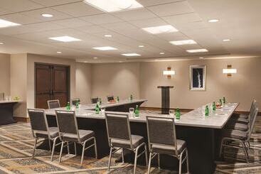 هتل Hilton Knoxville Airport