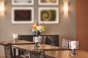 هتل Hilton Knoxville Airport