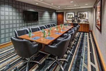 هتل Hilton Knoxville Airport