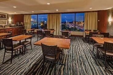 هتل Hilton Knoxville Airport