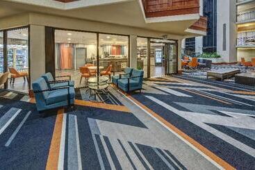 هتل Hilton Knoxville Airport