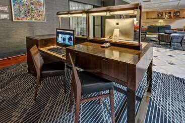 هتل Hilton Knoxville Airport