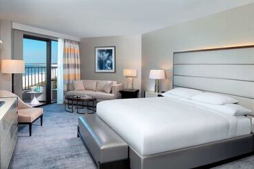 هتل Hilton Marco Island Beach Resort And Spa