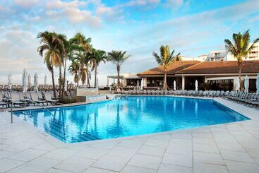 هتل Hilton Marco Island Beach Resort And Spa
