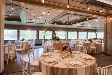 هتل Holiday Inn Milwaukee Riverfront, An Ihg