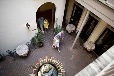 هتل Kings Courtyard Inn