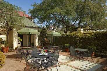 هتل Kings Courtyard Inn