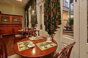 هتل Kings Courtyard Inn