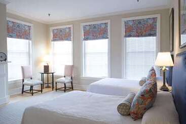 هتل Kings Courtyard Inn