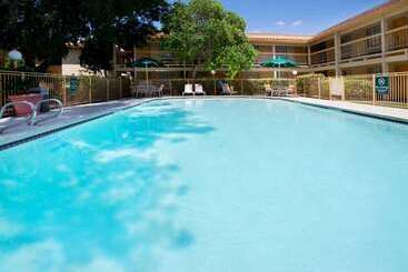 هتل La Quinta Inn By Wyndham Austin Oltorf
