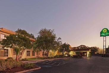 هتل La Quinta Inn By Wyndham Austin Oltorf