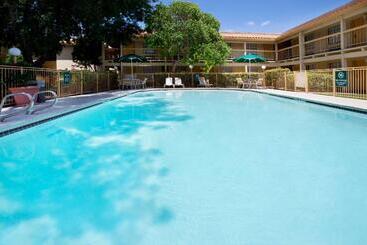 هتل La Quinta Inn By Wyndham Austin Oltorf