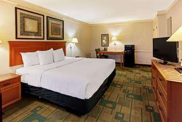هتل La Quinta Inn By Wyndham College Station