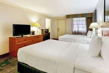 هتل La Quinta Inn By Wyndham College Station