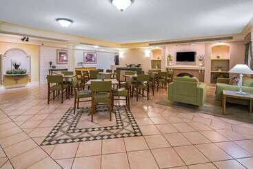 هتل Days Inn By Wyndham San Diego Vista