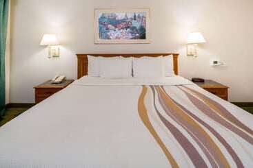 هتل Days Inn By Wyndham San Diego Vista