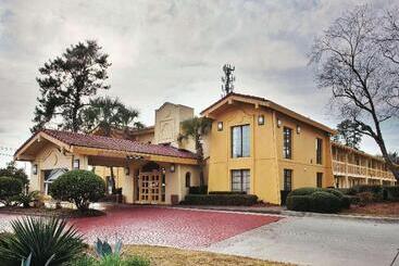 هتل La Quinta Inn By Wyndham Savannah Midtown